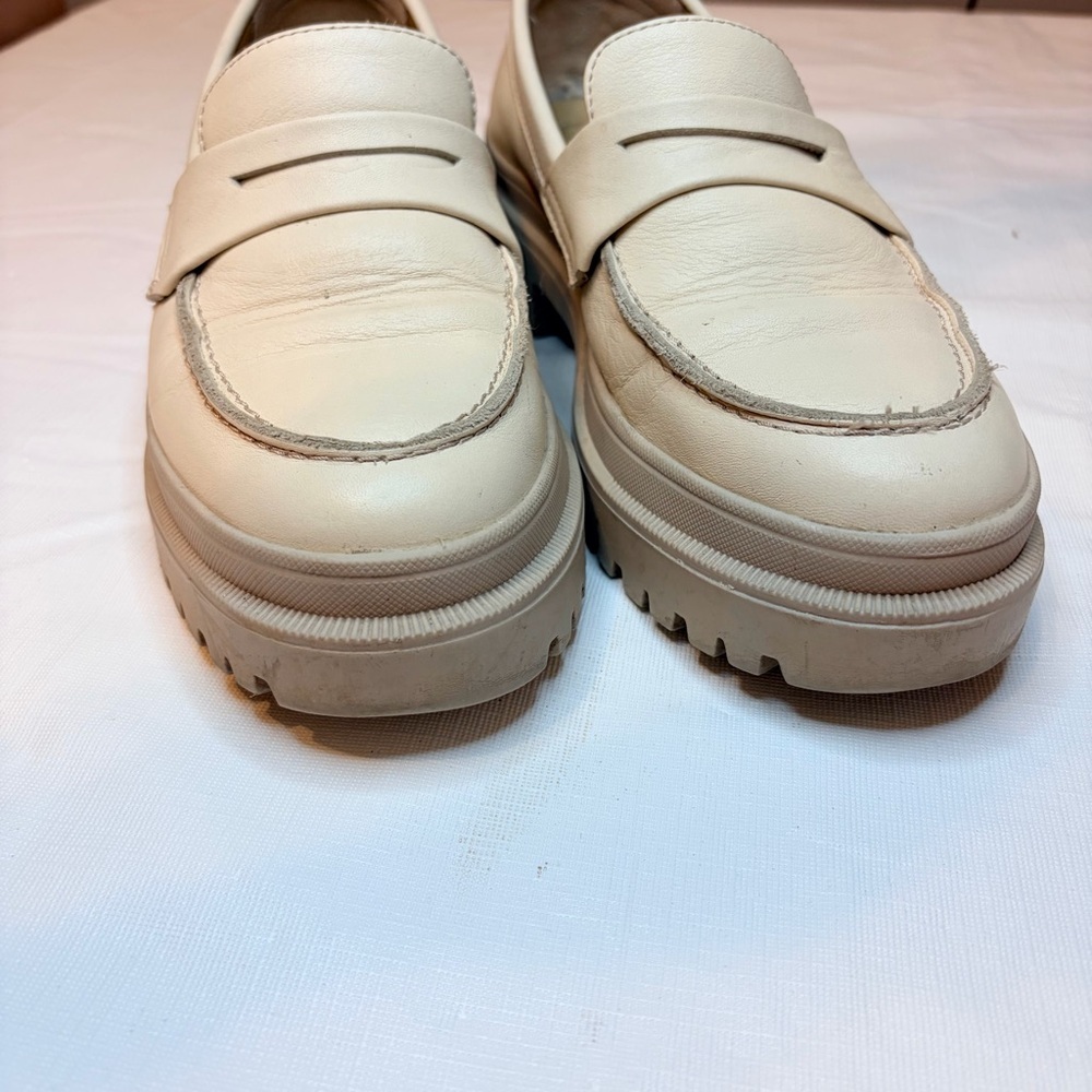 Elegant Cream Women's Loafers - Picture 3 of 8